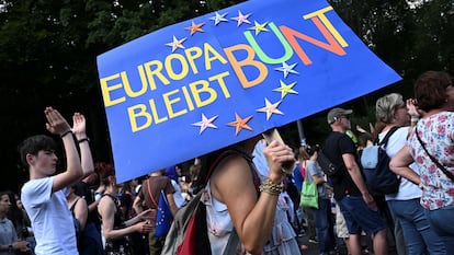 Una mujer sostiene una pancarta con la leyenda, en alemán, de “Europa permanece colorida”, durante una manifestación contra el extremismo de derecha y por la protección de la democracia, el 8 de junio en Berlín.