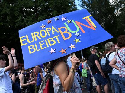 Una mujer sostiene una pancarta con la leyenda, en alemán, de “Europa permanece colorida”, durante una manifestación contra el extremismo de derecha y por la protección de la democracia, el 8 de junio en Berlín.