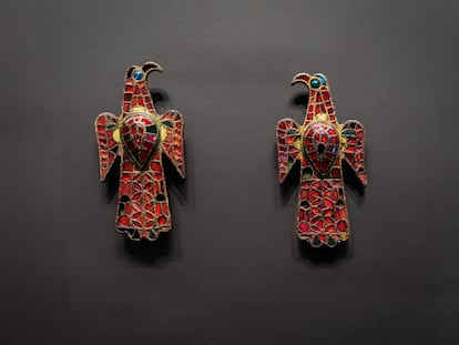 Fíbulas visigodas que se exponen en el Museo Nacional de Arqueología, en Madrid.