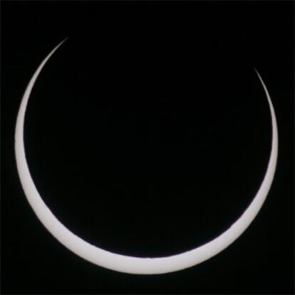 A las 10.56 comenzaba la fase de anularidad del eclipse. El sol se convertía a esa hora en un fino anillo luminoso alrededor de la luna.