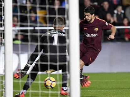 Luis Su&aacute;rez dispara ante Sergio Asenjo.