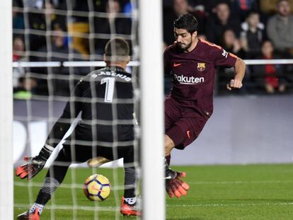 Luis Su&aacute;rez dispara ante Sergio Asenjo.