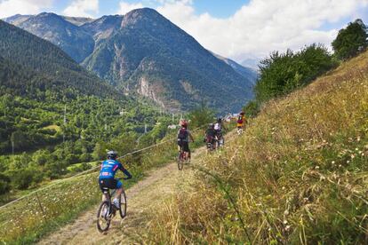 Ciclistas en el Camin Reiau, en el valle de Arán (Lérida), entre los pueblos de Unha y Gessa.