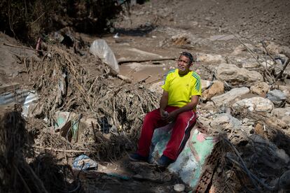 Gilberto Becerra, Sargento retirado de la guardia nacional, descansa ssobre los restos que quedaron de su casa, después del desbordamiento del río que arrasó con el pueblo de Tejerías.
