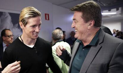 Fernando Torres saluda a Radomir Antic