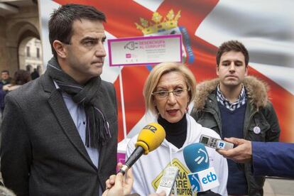 Rosa Díez, y el parlamentario vasco de este partido, Gorka Maneiro, en Vitoria.