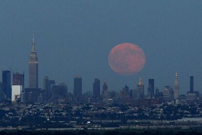 La 'luna azul', de color anaranjada, sobre el cielo de Nueva Jersey (Estados Unidos).