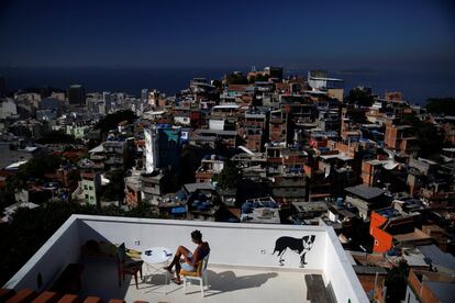 Una mujer toma el sol en una terraza del hostal Tiki de la favela Cantagalo, en Río de Janeiro (Brasil).