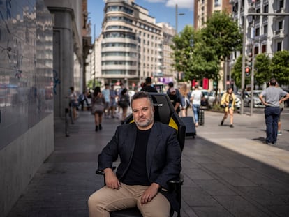 Sergio Barreda Coy, director de la agencia de 'influencers' Keeper Experience fotografiado en la Gran Vía de Madrid.