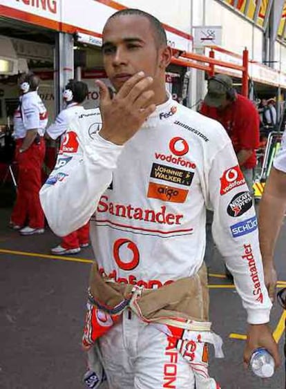 Lewis Hamilton, tras chocar con su coche en los entrenamientos de Mónaco.