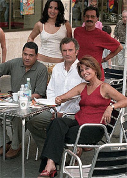 Sentados, de izquierda a derecha, Bárbaro Marín, Antonio Valero y Mirtha Ibarra. Detrás, de pie, Laura Ramos y Juan Carlos Tabío.