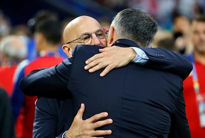 Luis de la Fuente, entrenador de España y Willy Sagnol de Georgia, se saludan antes del partido.
