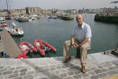 El alcalde donostiarra posa en el muelle del puerto viejo, con la sede del Ayuntamiento al fondo.