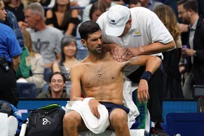 Djokovic es atendido del hombro durante el partido de la primera ronda contra Londero en Nueva York.