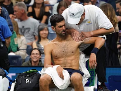 Djokovic es atendido del hombro durante el partido de la primera ronda contra Londero en Nueva York.