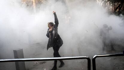 Estudiantes iraníes se enfrentan con la policía antidisturbios durante las protestas contra el gobierno el 30 de diciembre en Teherán.