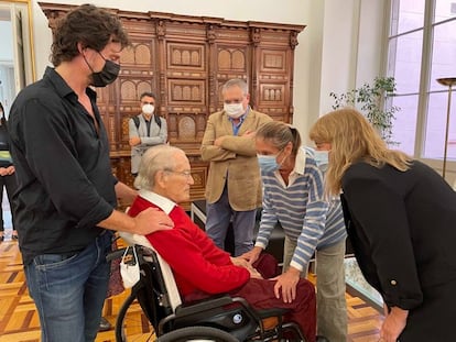 Oriol Bohigas con su família, la consellera de Cultura, Natàlia Garriga y el director del Arxiu Nacional, Francesc Balada.