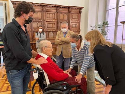 Oriol Bohigas con su família, la consellera de Cultura, Natàlia Garriga y el director del Arxiu Nacional, Francesc Balada.