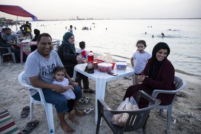 Una familia libia se prepara para merendar en la playa de la capital. Es muy habitual utilizar la playa como punto de reunión en esta época del año, como podría ocurrir en cualquier otra ciudad del Mediterráneo.
