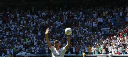 Bale saluda a los aficionados madridistas.