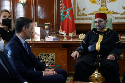 El presidente Pedro Sánchez, izquierda, con el rey Mohamed VI, en el palacio Real de Rabat, el 7 de abril.