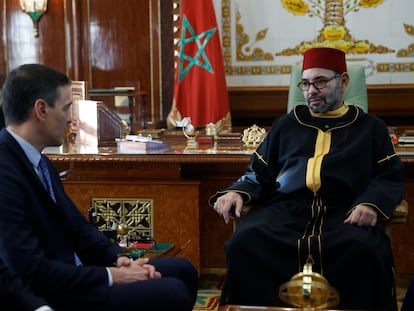 El presidente Pedro Sánchez, izquierda, con el rey Mohamed VI, en el palacio Real de Rabat, el 7 de abril.