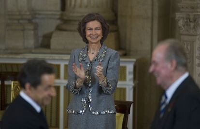 La reina Sofía aplaude en el momento en que el presidente francés Nicolas Sarkozy recibe el Toisón de Oro, la más alta condecoración que concede la Corona española.