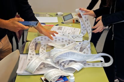 Empleados de Justicia Electoral preparan una mesa de votación al arranque de la jornada electoral. 