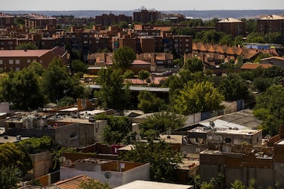 La Cañada, en primer plano y, al fondo, el barrio de Covibar de Rivas-Vaciamadrid.