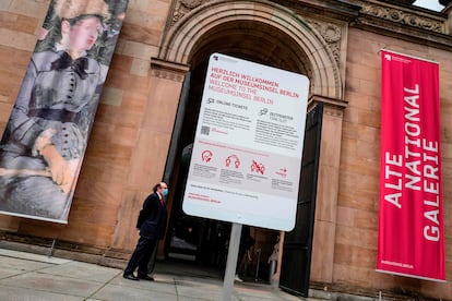 Un cartel muestra las nuevas reglas a la entrada de la la Antigua Galería Nacional en Berlín, el día de la reapertura del museo, cerrado durante dos meses por el coronavirus.