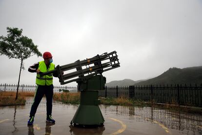 Entre los países que están usando la siembra de nubes, junto a México, destaca China. En el país asiático usan aviones, drones y cohetes para estimular la lluvia. En la imagen, un funcionario del servicio meteorológico disparando un cohete cargado de yoduro de plata en Shijiazhuang, en la provincia china de Hebei el 15 de mayo de 2021.