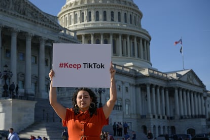 Una mujer se manifiesta frente al Congreso de los Estados Unidos para evitar el cierre de la plataforma de contenidos.