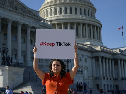 Una mujer se manifiesta frente al Congreso de los Estados Unidos para evitar el cierre de la plataforma de contenidos.