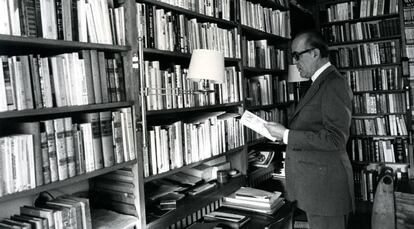 El expresidente del Gobierno Leopoldo Calvo Sotelo, en la biblioteca de su casa en Aravaca (Madrid), en diciembre de 1982.