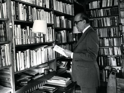 El expresidente del Gobierno Leopoldo Calvo Sotelo, en la biblioteca de su casa en Aravaca (Madrid), en diciembre de 1982.