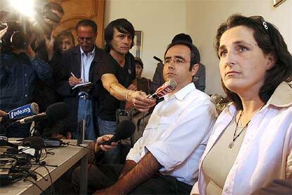 Véronique y Jean-Louis Courjault, en una intervención ante la prensa el pasado agosto, en Tours (Francia).