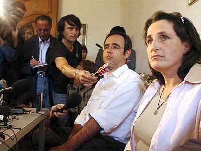 Véronique y Jean-Louis Courjault, en una intervención ante la prensa el pasado agosto, en Tours (Francia).