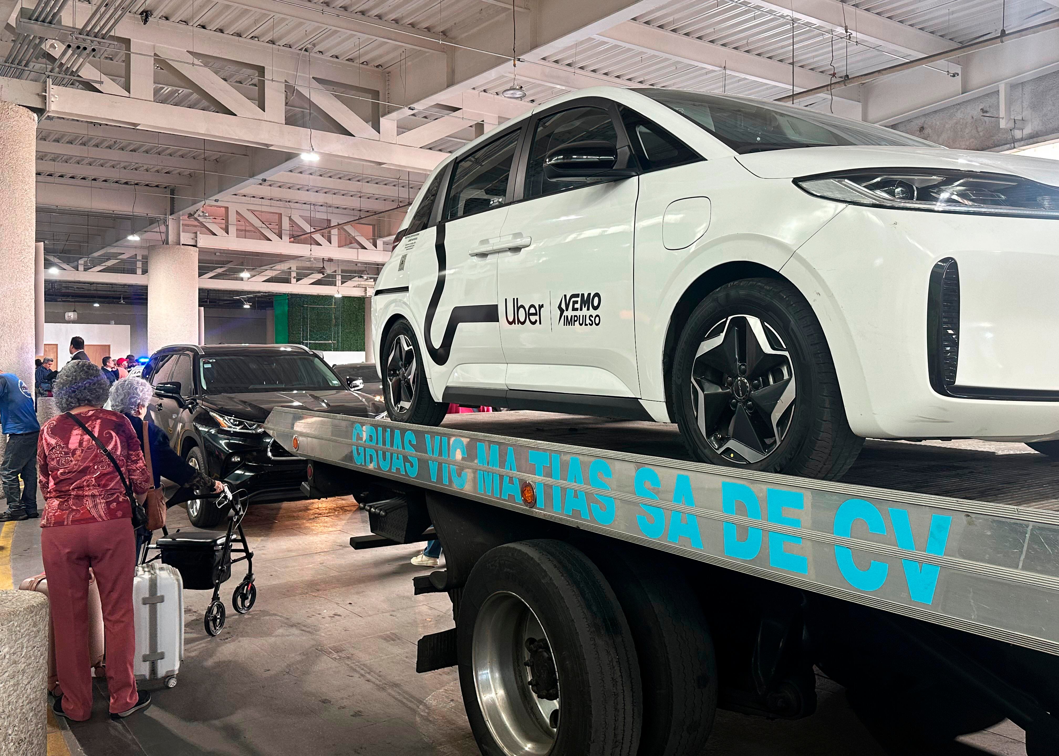 Tomar un taxi por aplicación en el aeropuerto, una carrera de obstáculos en las tres ciudades mundialistas