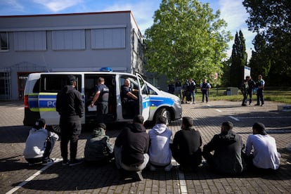 Sospechosos de inmigración irregular tras ser detenidos por la policía alemana en Forst, cerca de la frontera de Polonia, el 20 de septiembre.