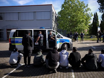 Sospechosos de inmigración irregular tras ser detenidos por la policía alemana en Forst, cerca de la frontera de Polonia, el 20 de septiembre.