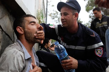 Un enfermero asiste a un estudiante, herido en la manifestación en Argel.