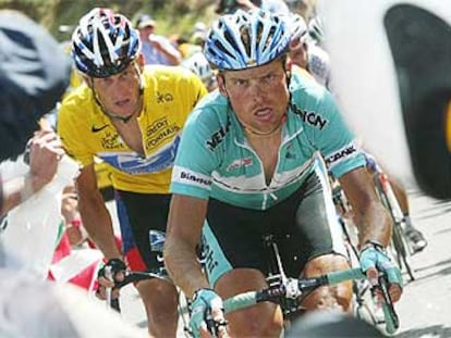 Jan Ullrich y, detrás, Lance Armstrong, en la cima del puerto de Peyresourde.