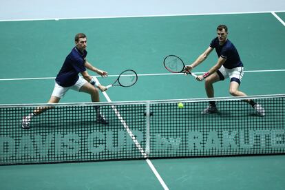 Los jugadores británicos Neal Skupski y Jamie Murray, durante el partido contra el equipo español.