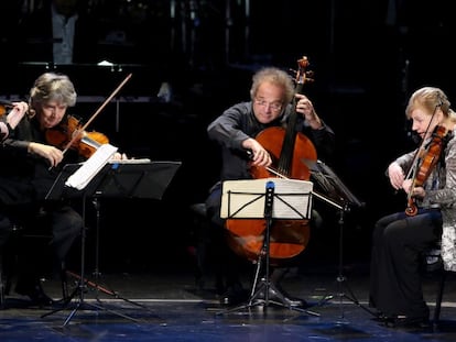 El Takacs Quartet toca durante la gala de los Grammy.