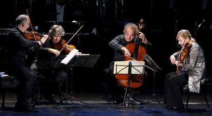 El Takacs Quartet toca durante la gala de los Grammy.