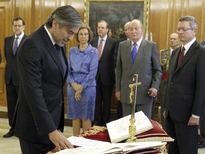 Enrique López toma posesión de su cargo de magistrado del Constitucional ante los Reyes de España, Alberto Ruiz-Gallardón y Mariano Rajoy.