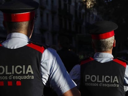 Dos agentes de los Mossos d'Esquadra, en una imagen de archivo.