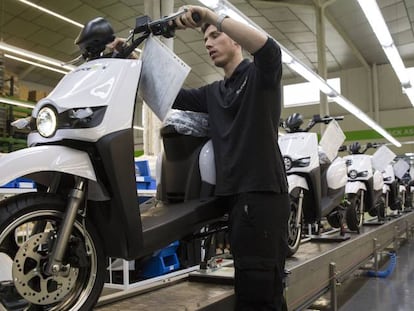 Trabajador en la fábrica de Silence de motos eléctricas de Barcelona.