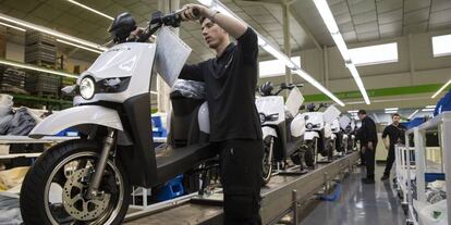 Trabajador en la fábrica de Silence de motos eléctricas de Barcelona.