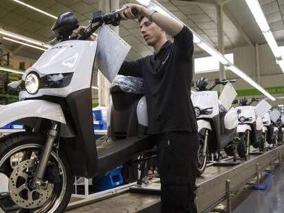 Trabajador en la fábrica de Silence de motos eléctricas de Barcelona.